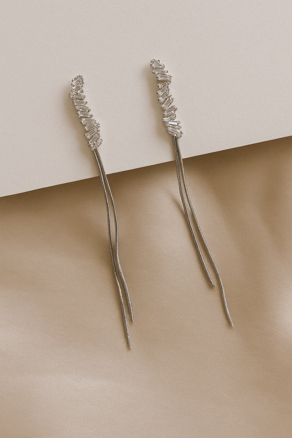 Aretes circones y cadenitas colgando