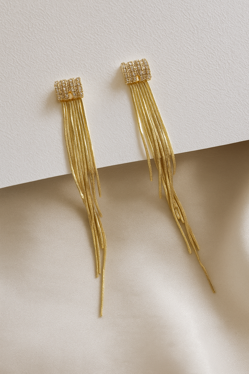 Aretes base con circones y cadenas colgando