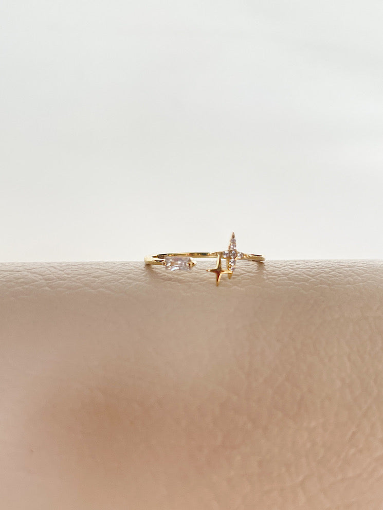 Anillo 2 estrellas con circón rectangular abierto