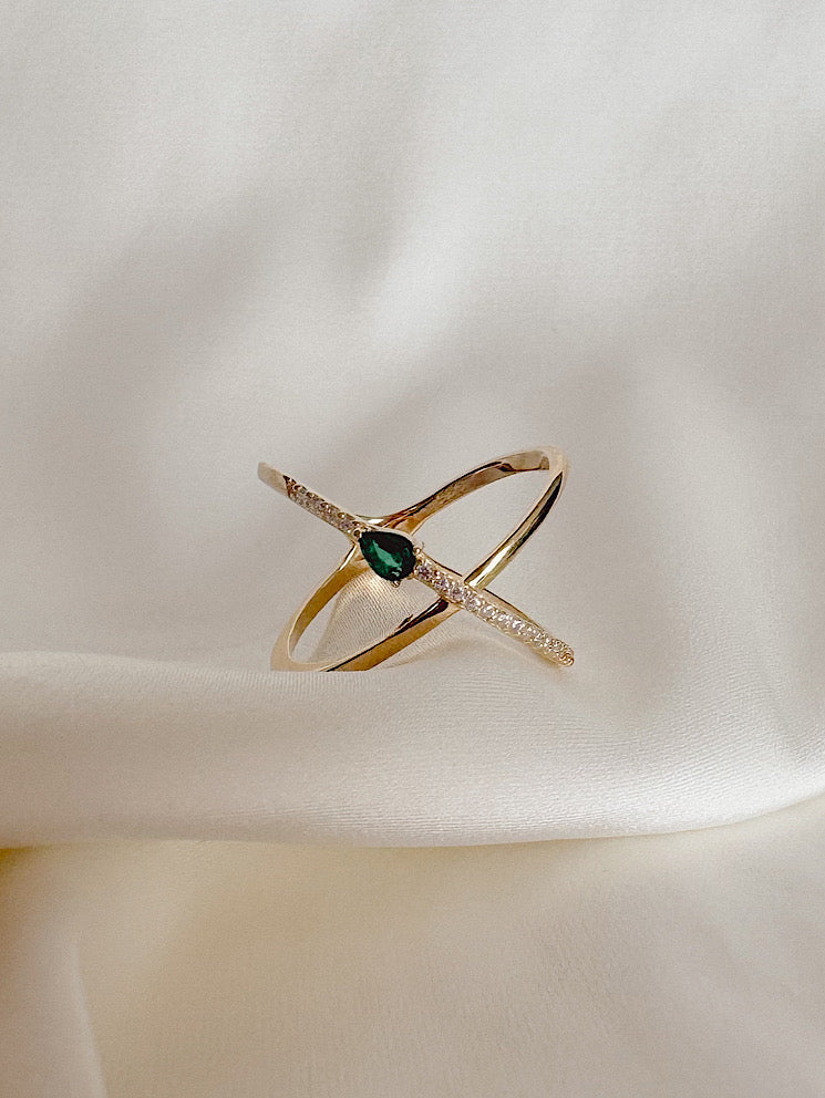 Anillo X con circones y gotita verde