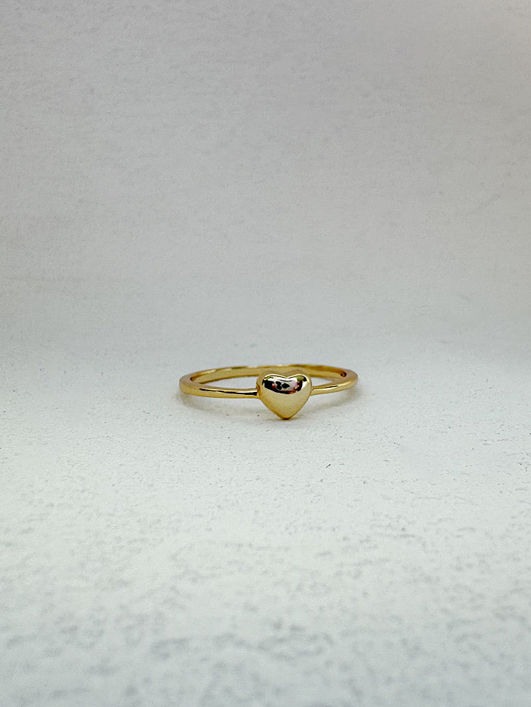 Anillo delgado con corazón liso chico