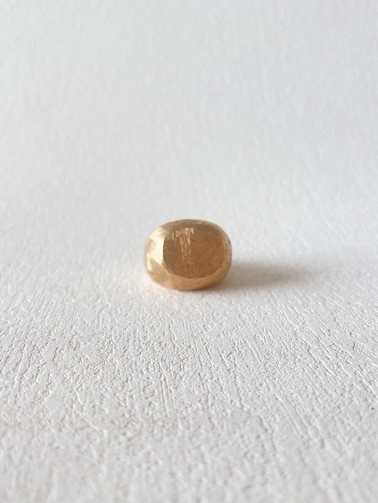 Anillo bombeado facetado satinado