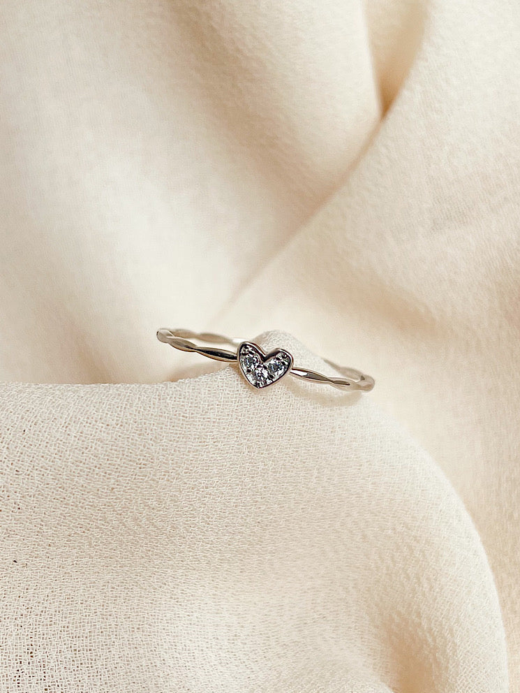 Anillo delgadito con corazón con circones chiquito