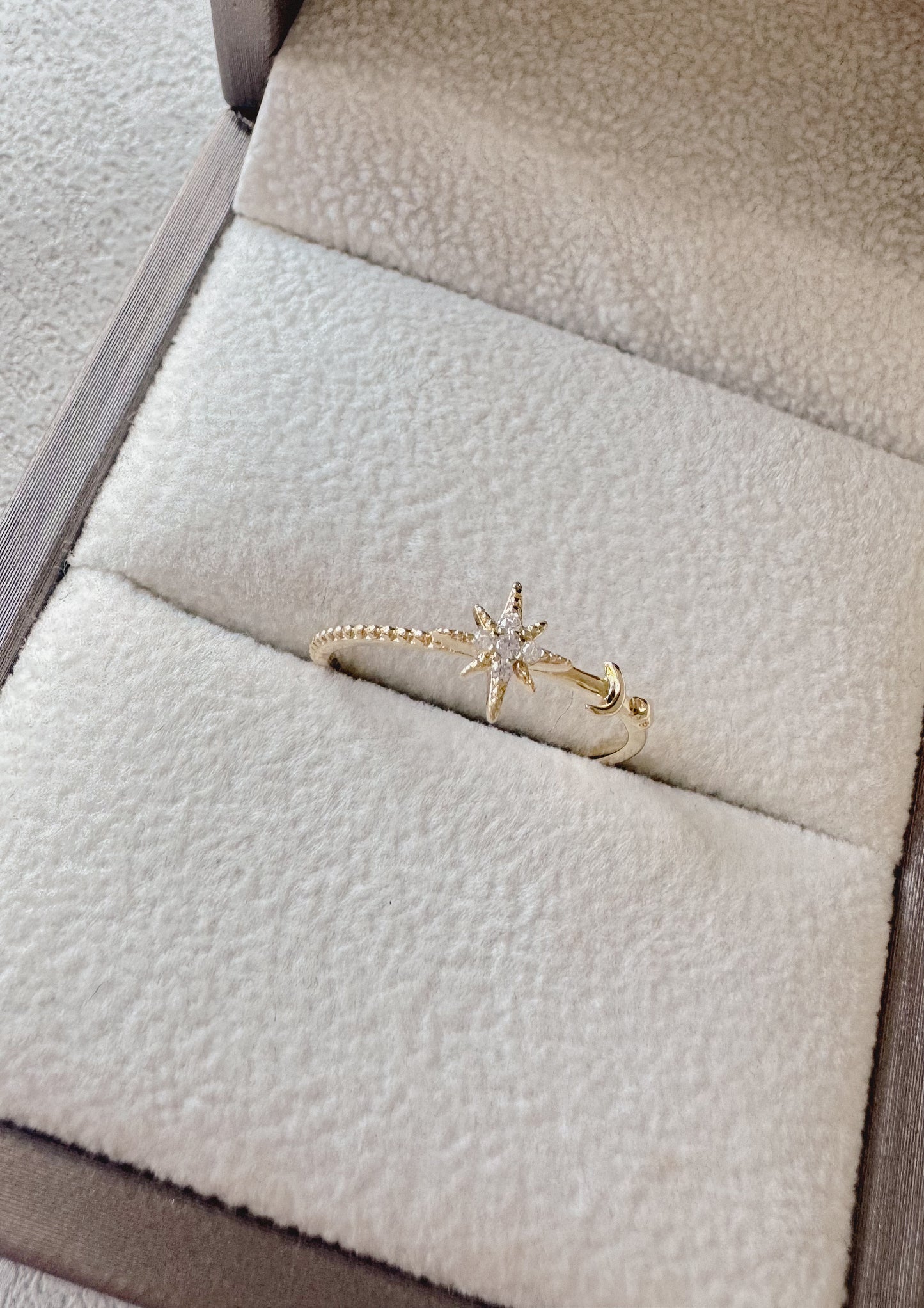 Anillo estrellita con circones y lunita lisa abierto regulable