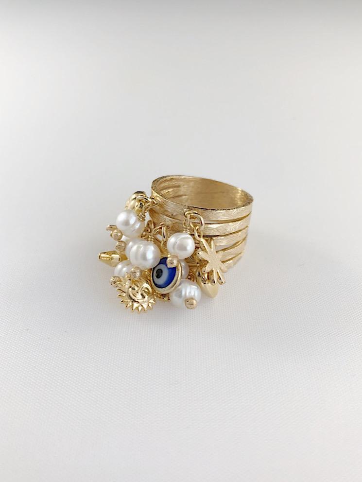 Anillo grueso racimo con perlas y dijes