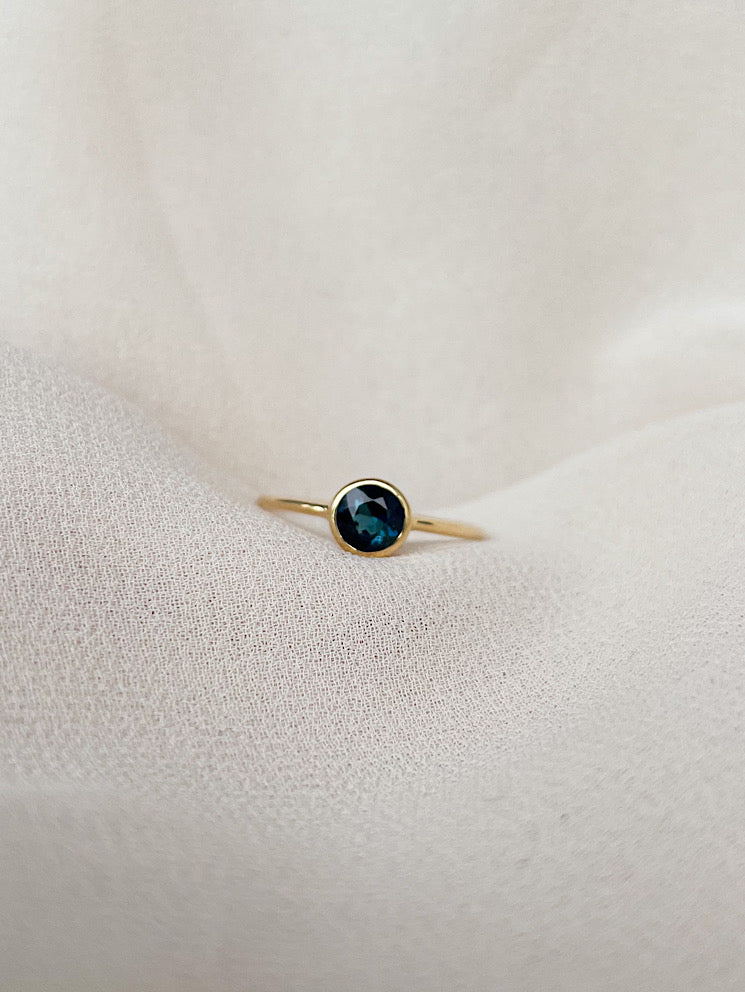 Anillo turmalina azul redondo