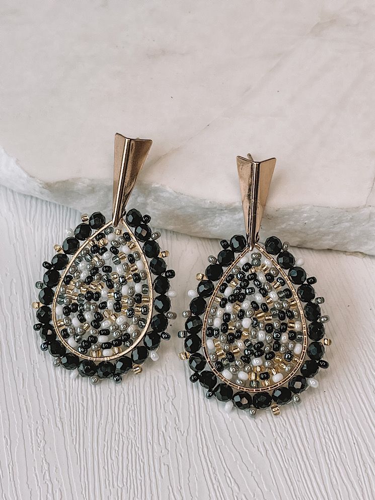 Aretes gota tejida con muranos y mostacillas