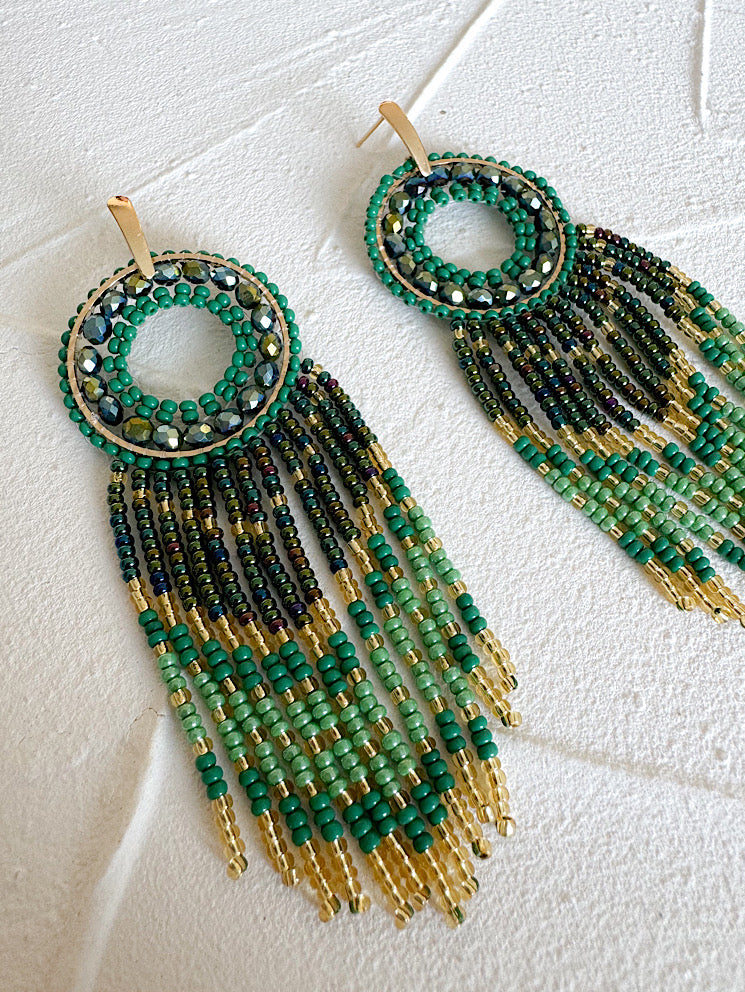 Aretes círculo con tiras colgando