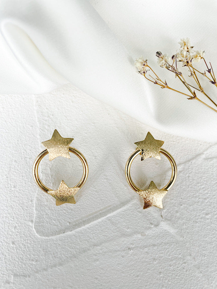 Aretes argolla con 2 estrellas satinadas