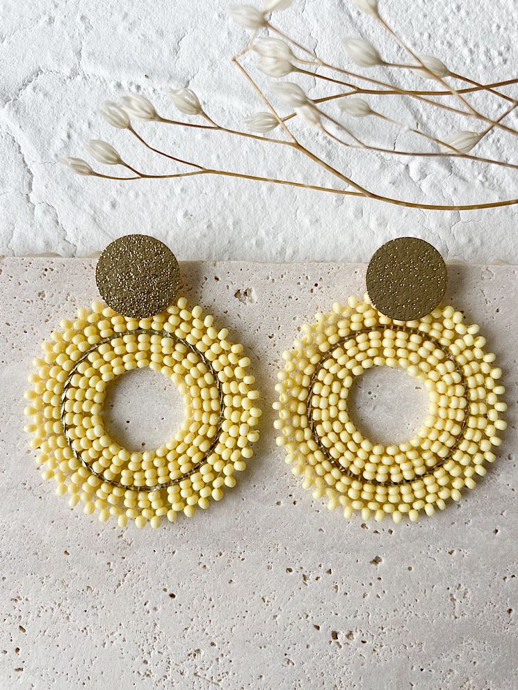 Aretes argolla con mostacillas