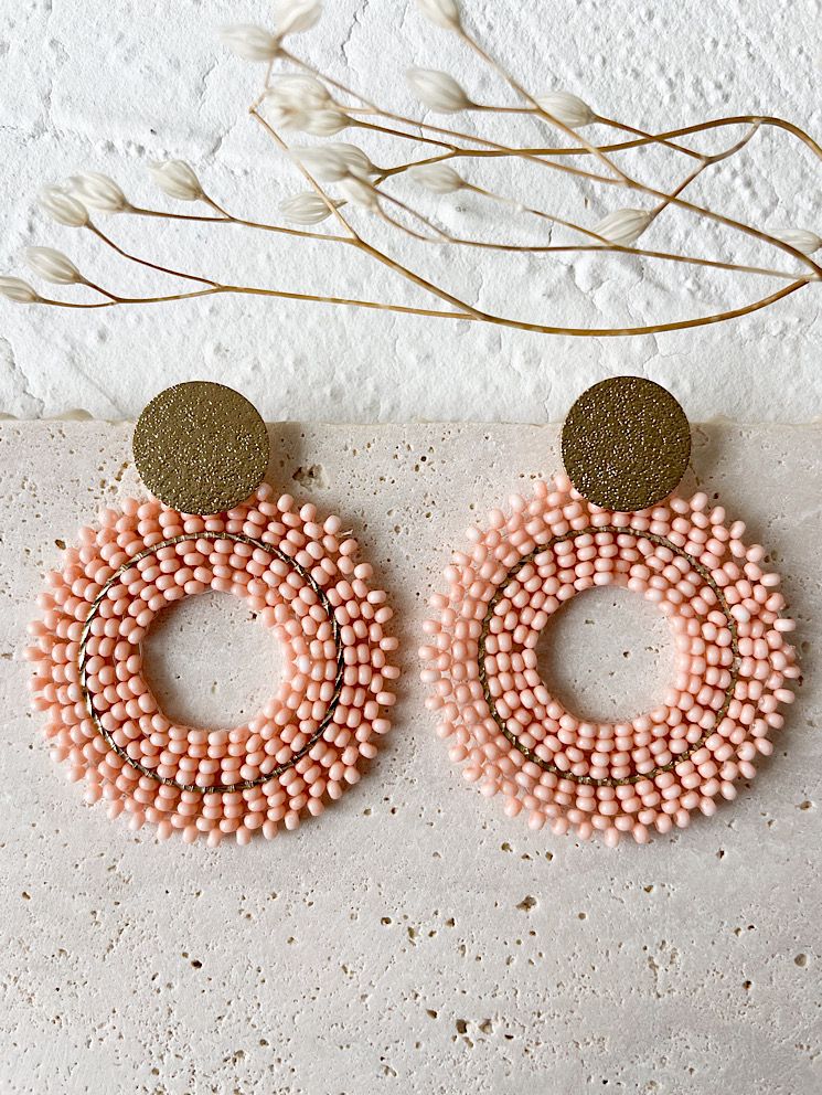 Aretes argolla con mostacillas
