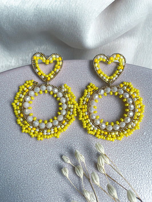 Aretes argolla con mostacillas y base de corazón