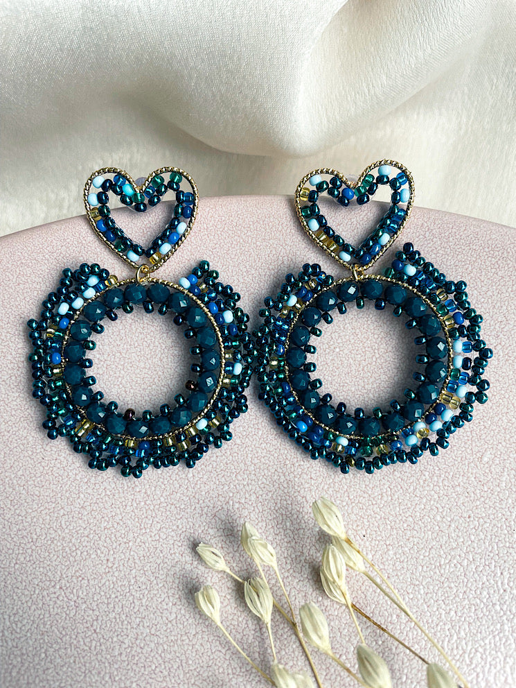 Aretes argolla con mostacillas y base de corazón
