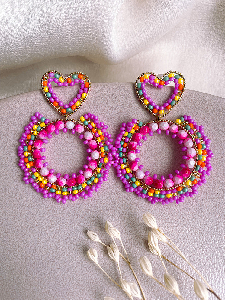 Aretes argolla con mostacillas y base de corazón