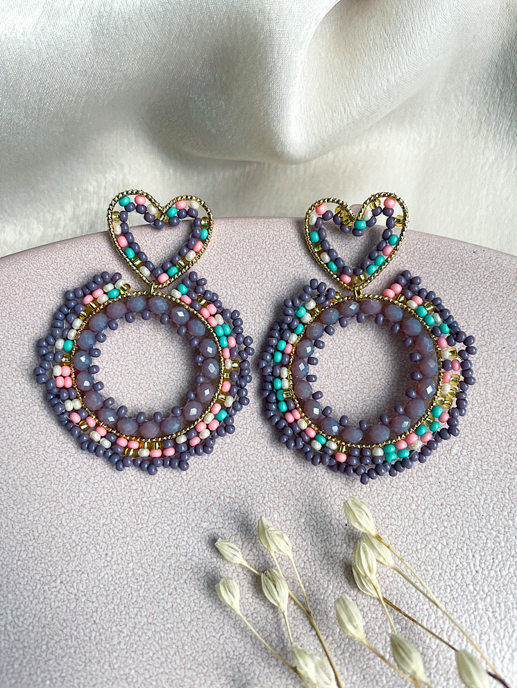 Aretes argolla con mostacillas y base de corazón