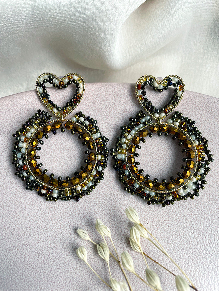 Aretes argolla con mostacillas y base de corazón
