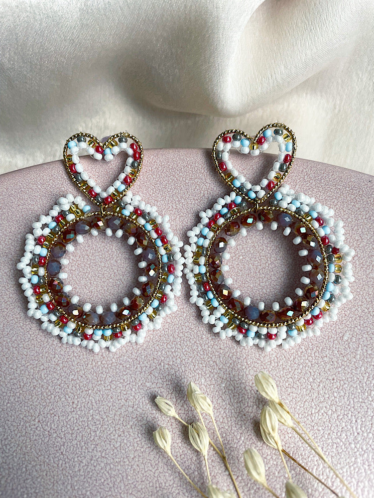 Aretes argolla con mostacillas y base de corazón