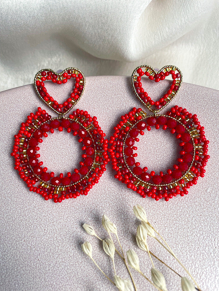 Aretes argolla con mostacillas y base de corazón