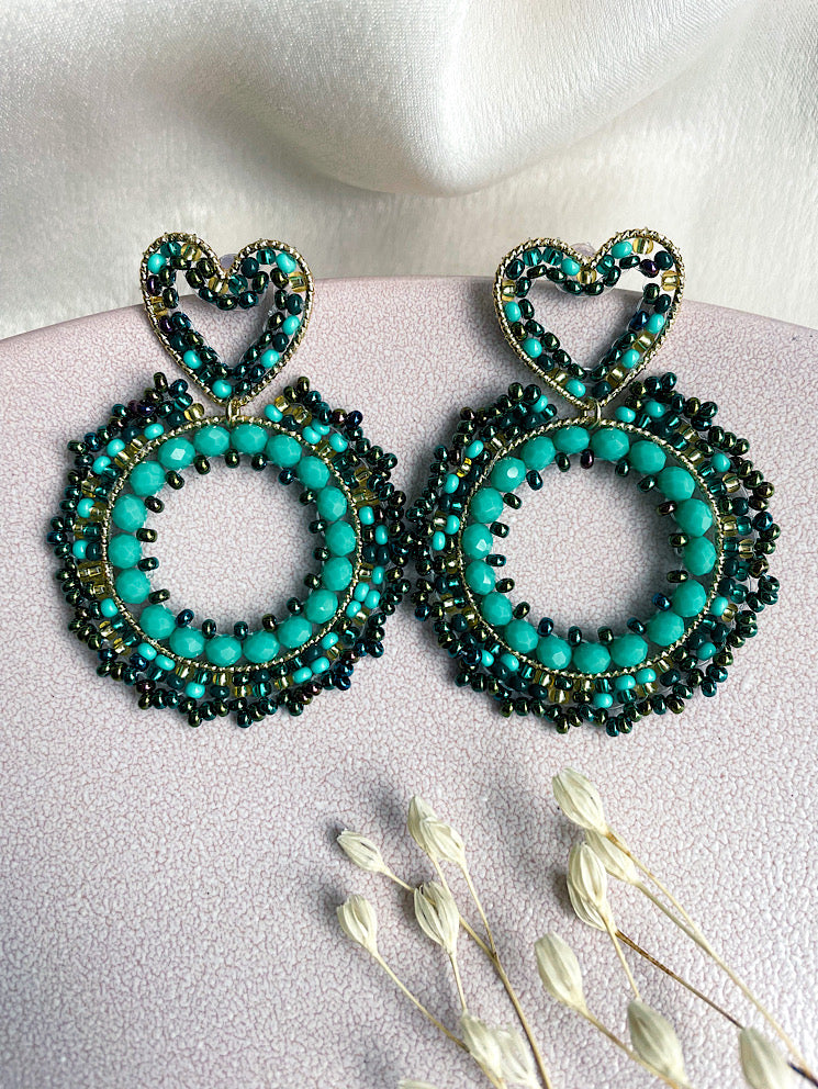 Aretes argolla con mostacillas y base de corazón