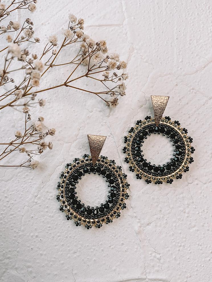 Aretes argolla tejida con muranos y mostacillas con base triangular