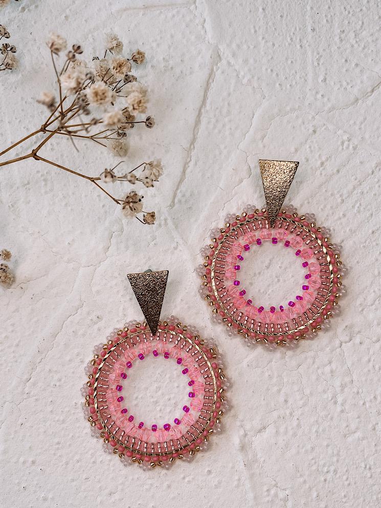 Aretes argolla tejida con muranos y mostacillas con base triangular
