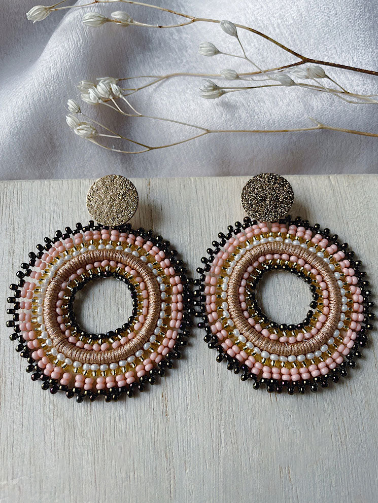 Aretes círculo con hueco y mostacillas