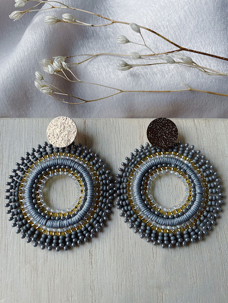 Aretes círculo con hueco y mostacillas