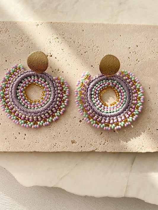 Aretes círculo tejido con faldita de mostacillas