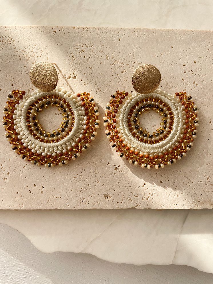 Aretes círculo tejido con faldita de mostacillas