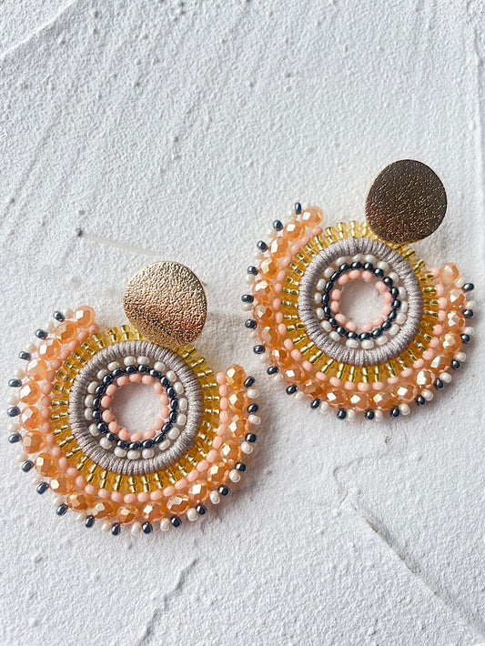 Aretes círculo tejido con faldita de mostacillas con acero chicos