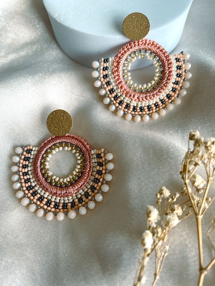 Aretes círculo tejidos con mostacillas