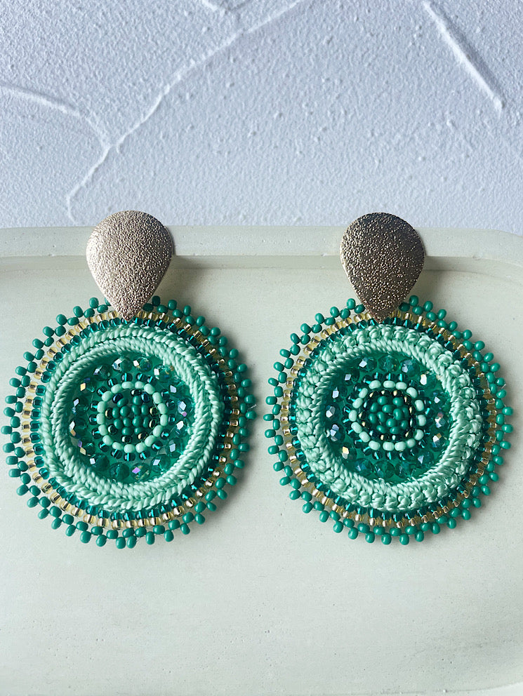 Aretes círculo tejido con hilo y mostacillas