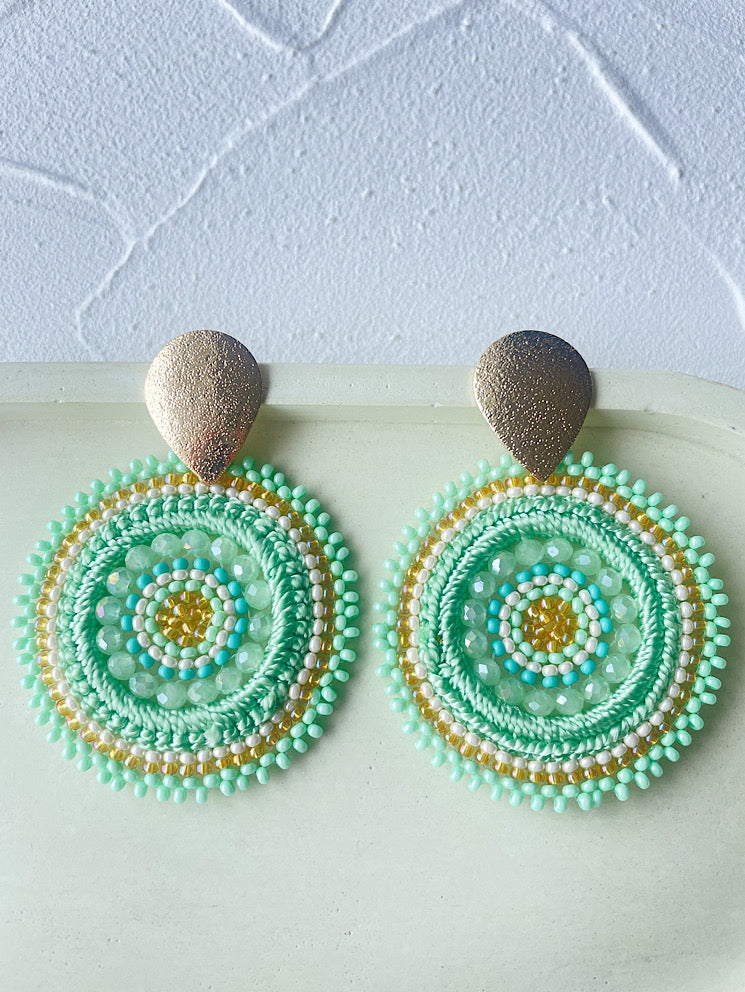 Aretes círculo tejido con hilo y mostacillas