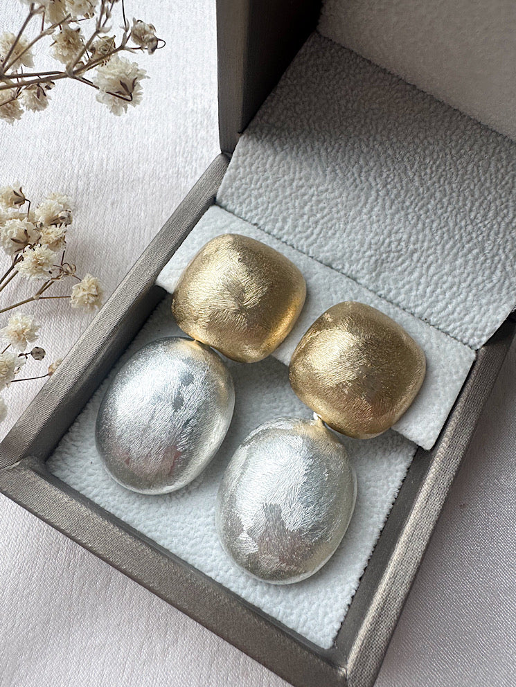 Aretes cuadrado dorado satinado y oval plateado satinado