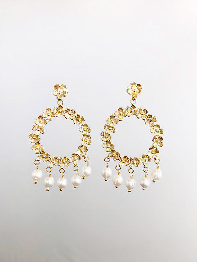 Aretes florcitas texturadas con perlitas