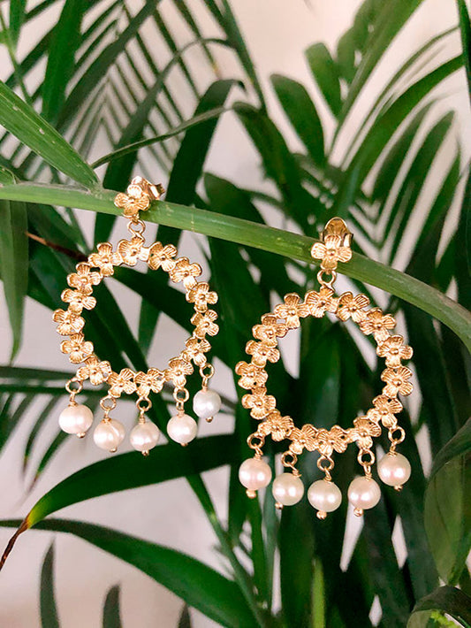 Aretes florcitas texturadas con perlitas