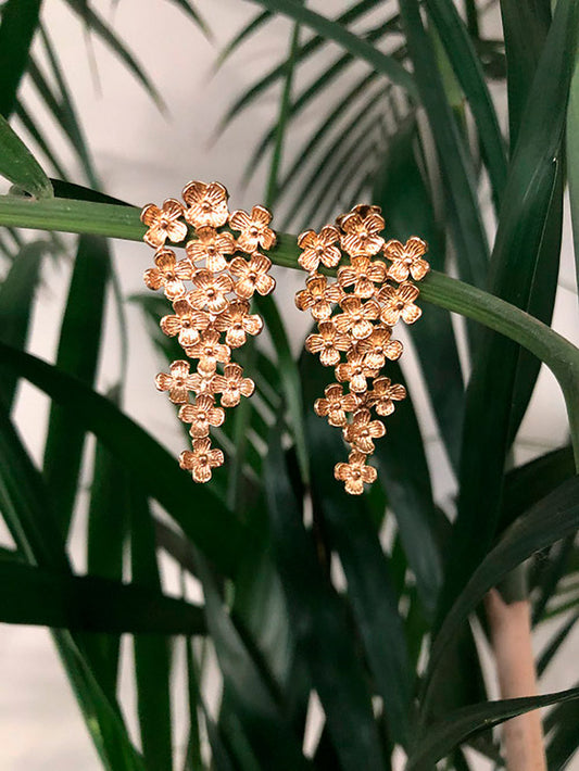 Aretes florcitas texturadas con caída