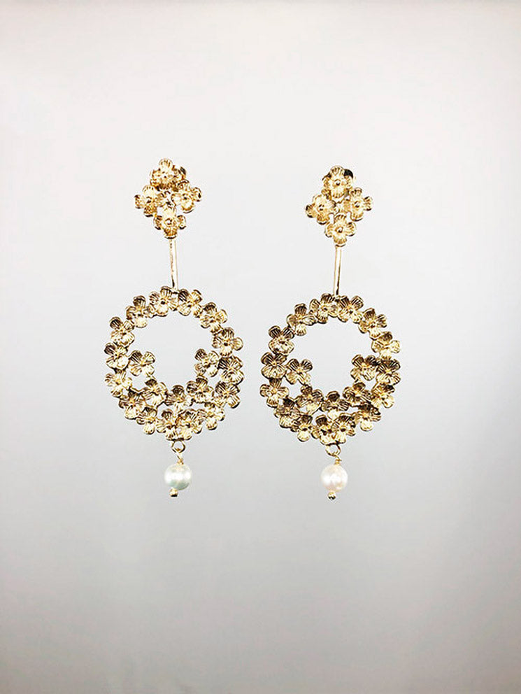 Aretes florcitas texturadas y 1 perlita