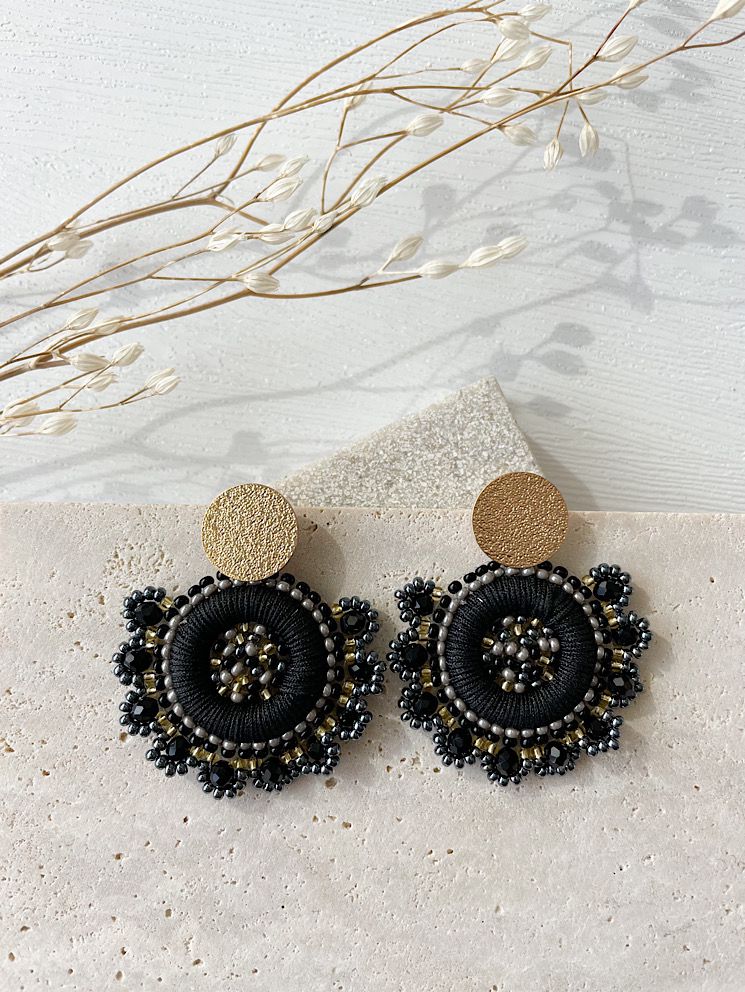 Aretes flor tejida con muranos y mostacillas chicos