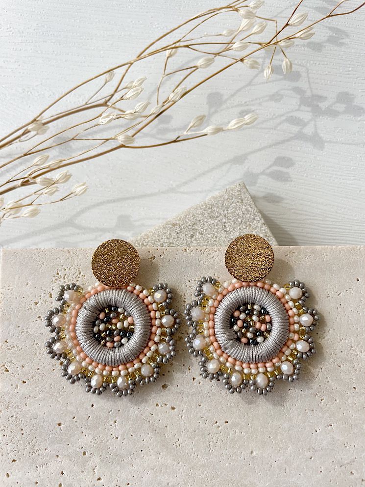 Aretes flor tejida con muranos y mostacillas chicos