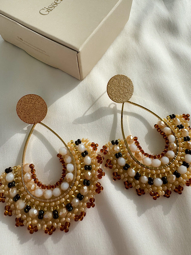 Aretes gota con faldita de mostacillas