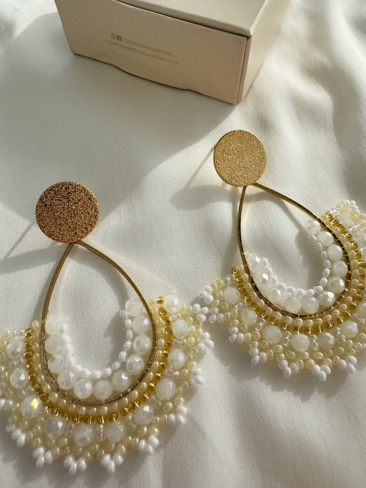 Aretes gota con faldita de mostacillas