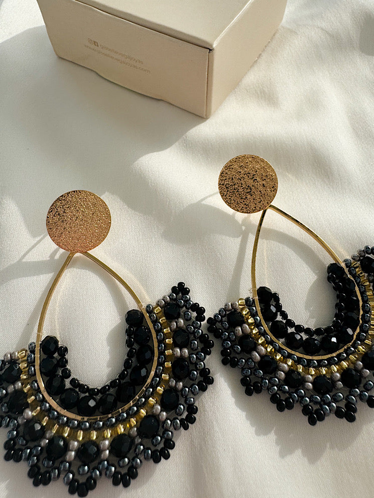 Aretes gota con faldita de mostacillas