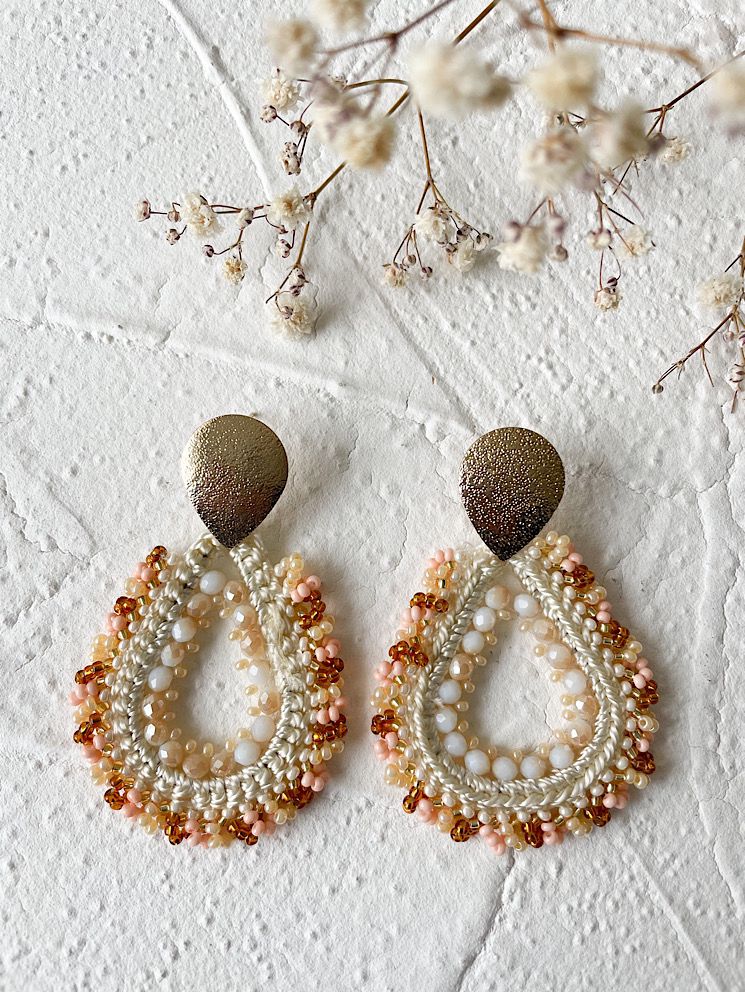 Aretes gota tejida con muranos