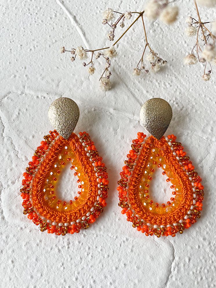 Aretes gota tejida con muranos