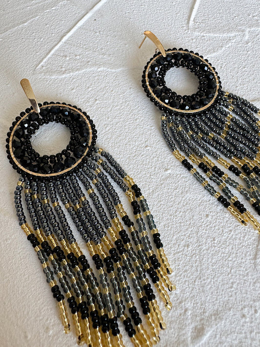 Aretes círculo con tiras colgando