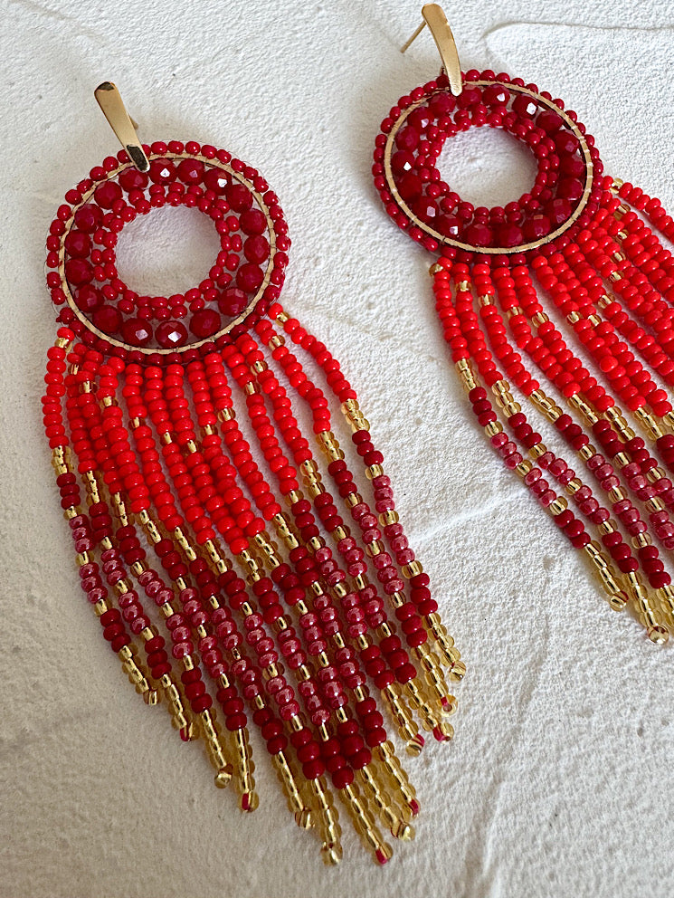 Aretes círculo con tiras colgando