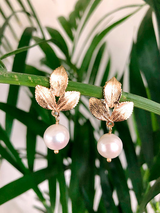 Aretes 3 hojas satinadas con perla