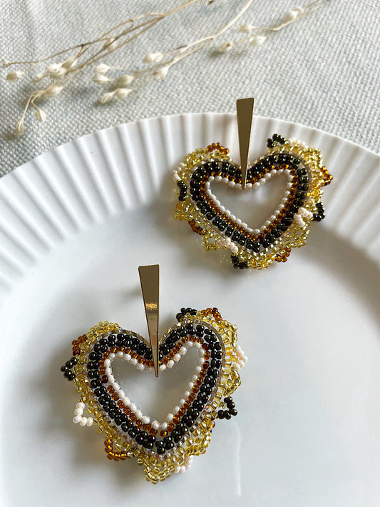 Aretes palito corazón calado con mostacillas