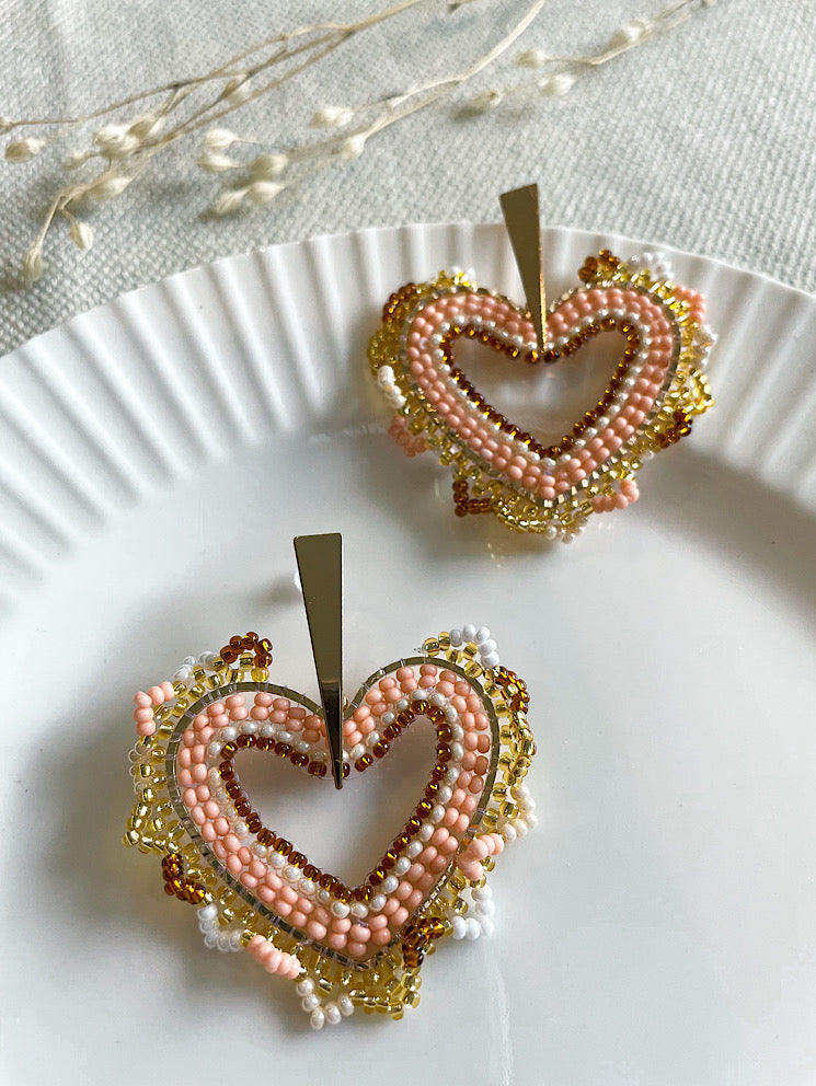 Aretes palito corazón calado con mostacillas